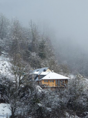 EcoLodge La Gailarde au millieu de notre ferme avec son ruisseau et sa mare